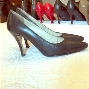 EUC Nina black leather pumps